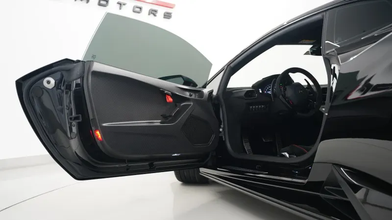 2021 Lamborghini Huracan STO interior