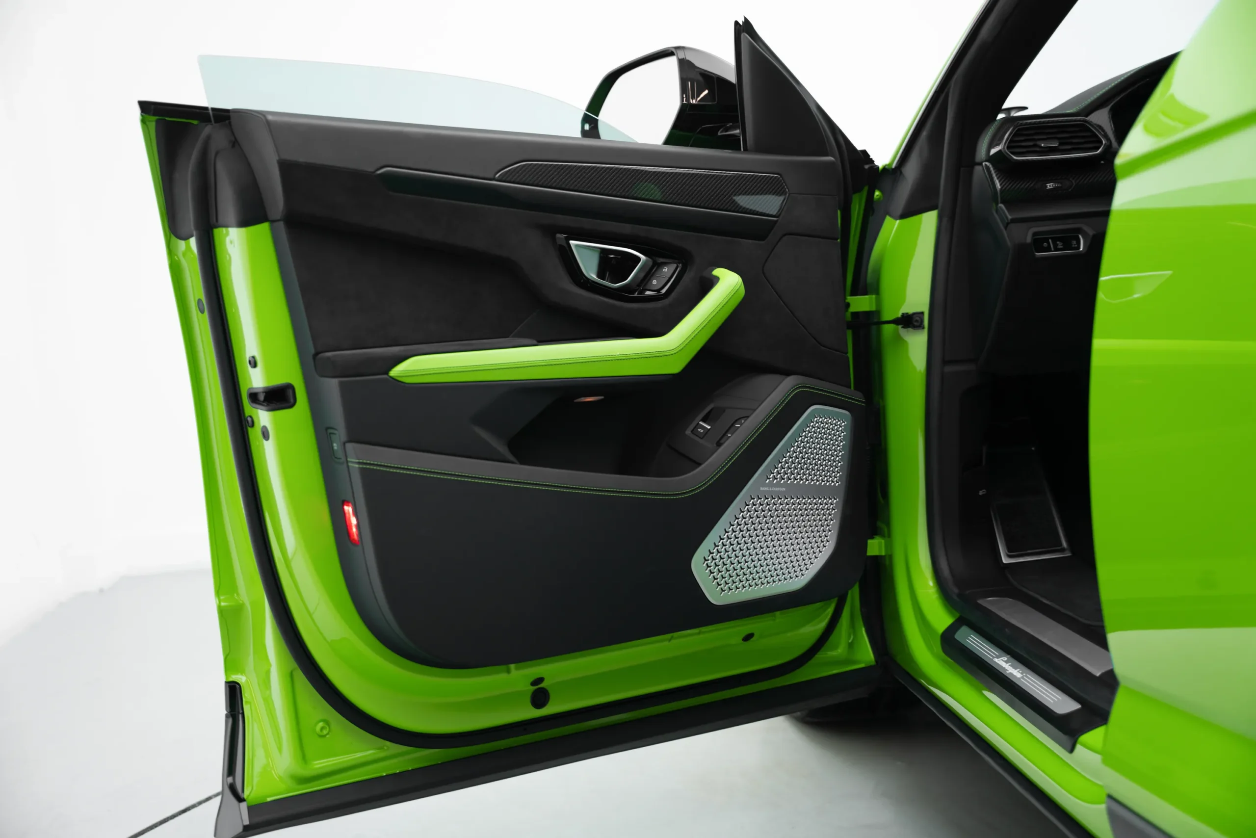 2021 LAMBORGHINI URUS interior