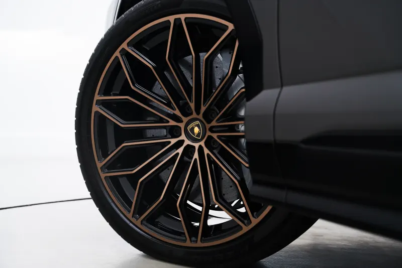 2025 Lamborghini Urus SE interior